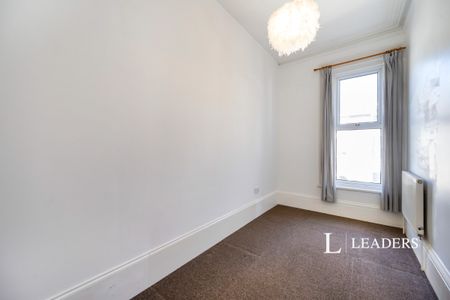 2 bedroom flat to rent Elphinstone Road, Southsea - Photo 3