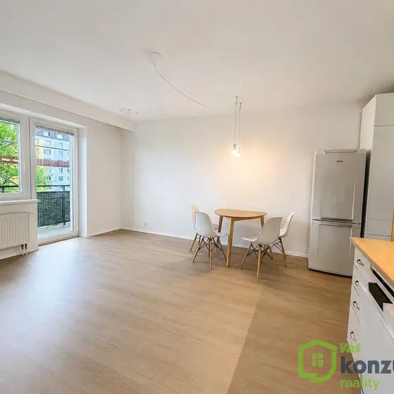 Pronájem bytu 2+kk s velkým balkonem - Photo 1