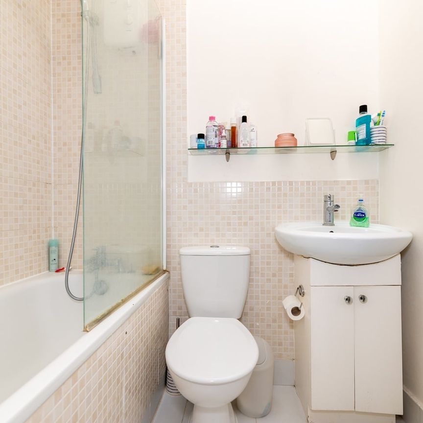 4 Bed Semi-Detached House, Swanwick Close, SW15 - Photo 1