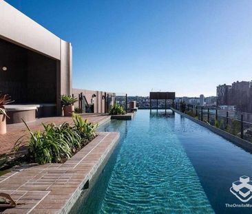 Luxurious 1-Bedroom Apartment in West Village, West End - Photo 2