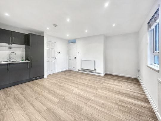 A redecorated two-bedroom, first-floor flat featuring a newly fitted bathroom. Conveniently located for access to Cambridge Science Park and Cambridge North Train Station. - Photo 1