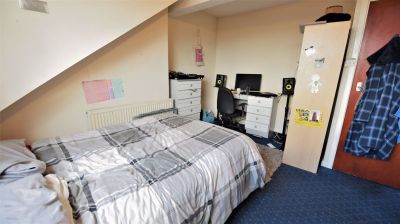 2 bedroom Flat in Brudenell Grove, Leeds - Photo 4