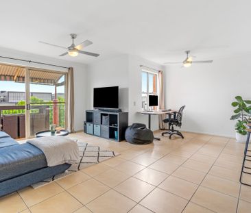 Top-Floor Apartment in a Prime Yeronga Location - Photo 2