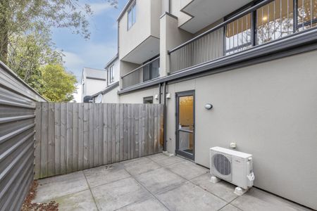 3 Bedroom, 3 Level Townhouse in Sydenham. - Photo 2