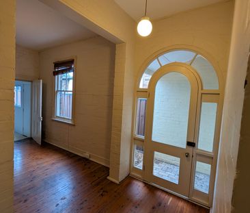 Glebe Terrace - Rent $520/week, 2BR, Budget living, Available now - Photo 2