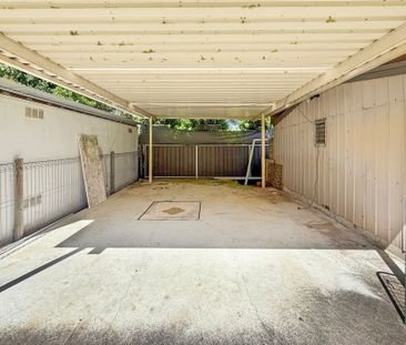 TRADIES DELIGHT! IMMACULATELY PRESENTED HOME - Photo 6