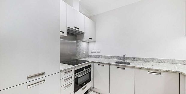 A first floor apartment set in the heart of Mayfair moments from Bond Street tube station. - Photo 1