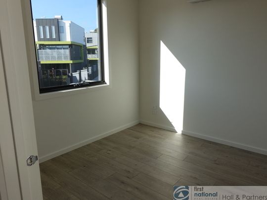 STYLISH THREE BEDROOM TOWNHOUSE - Photo 1