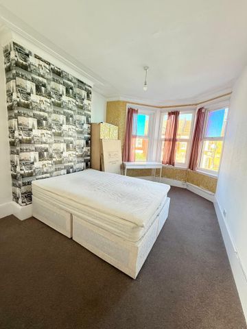 4 bedroom flat to rent - Photo 3