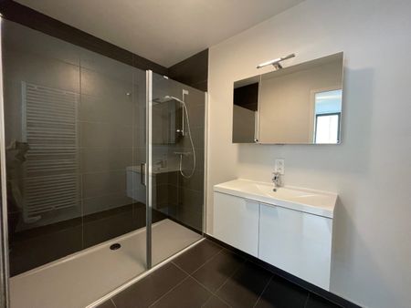 Mooi instapklaar appartement op het tweede verdiep met zicht op het pittoreske kerkplein. Midden in het commercieel centrum en op wandelafstand van de zee. - Photo 4