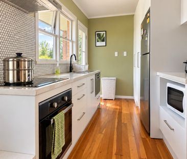 Comfortable, Character-filled Living With Flexible Furnishing Options - Photo 4
