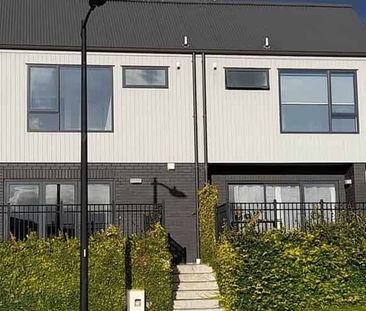 Stylish 3-Bedroom Home in East Tamaki Heights - Photo 1