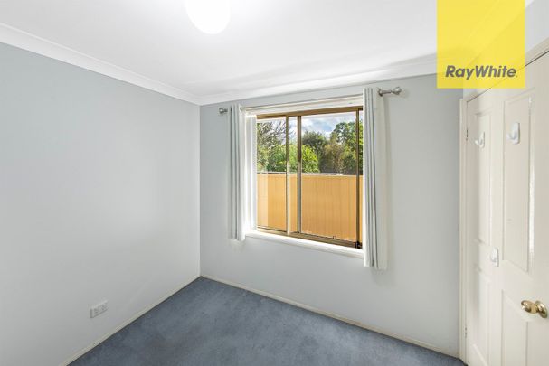 Fresh and Sun-Filled Two Bedroom Villa in Toongabbie just moments from it all! - Photo 1