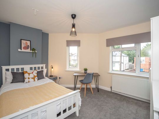 Beautiful rooms available in a professional house share - Photo 1