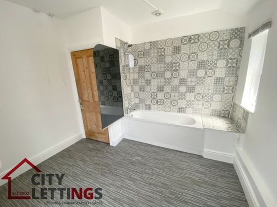 4 Bedroom Mid Terraced House - Photo 1