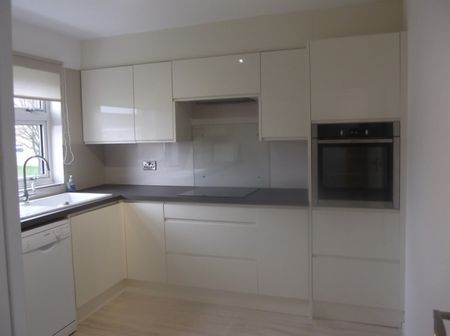 2 bedroom Apartment - Yarmouth Road, Stevenage - Photo 4