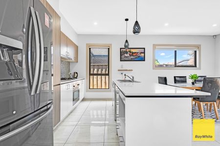 Vibrant and Contemporary Home in Perfect Location! - Photo 2