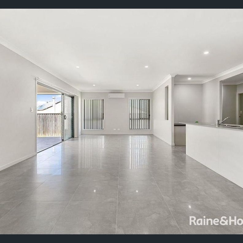 A low-maintenance, 4 Bedrooms plus entertaining room in desirable Valencia Springs estates. - Photo 1
