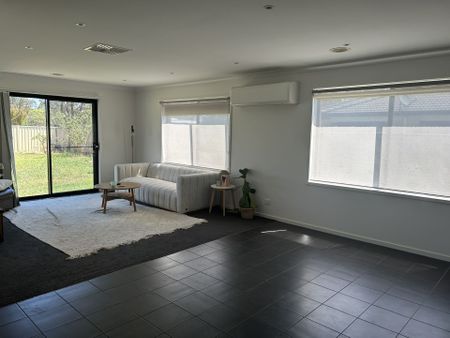 COMFORTABLE FAMILY HOME - Photo 2