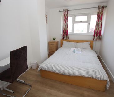 1 bedroom House Share to let - Photo 3