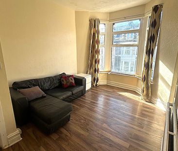 £900 PCM, Furnished Two Bedroom First Floor Flat in Claude Road, Ro... - Photo 2