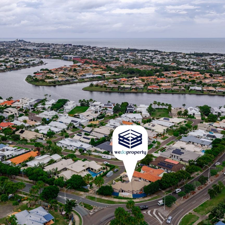 Spacious 4-Bedroom Coastal Home – Kawana Island Living - Photo 1