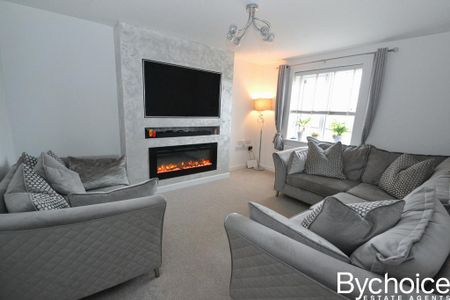 4 bedroom detached house to rent - Photo 2