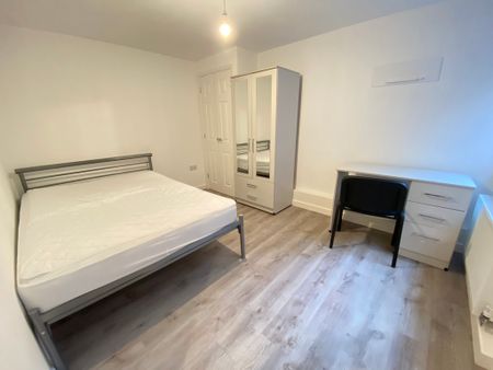 1 Bed Student Accommodation - Photo 3