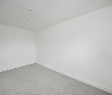 4 bedroom semi-detached house to rent - Photo 4