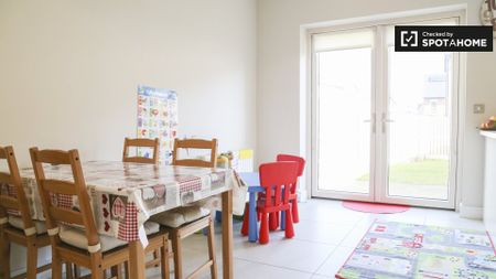 Bright room in 3-bedroom house in Donaghmede, Dublin - Photo 5