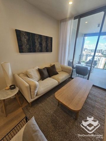 Stylish & Spacious 2-Bedroom Apartment Steps from the Brisbane River! - Photo 3