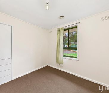 8 Knaggs Crescent, Page ACT 2614 - House For Rent | Domain - Photo 2