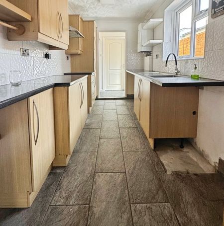 Flat to rent - Thorold Road, Chatham, ME5 - Photo 2