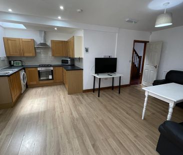 6 bedroom detached house to rent - Photo 3