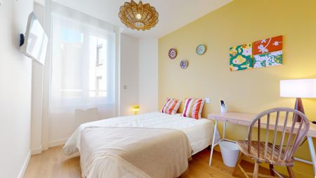 BATAILLE Roommate 3 Bedrooms at Lyon 8e - Photo 4