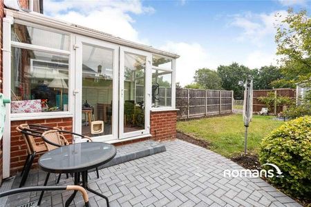 Elles Close, Farnborough, GU14 - Photo 2