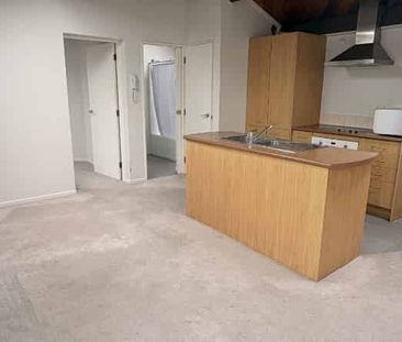 Sun-Drenched Character on Thorndon Quay - Photo 3