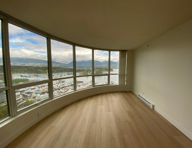 Stunning Renovation & Waterfront Views! 2 Bed Plus Den! | 555 Jervis Street, Vancouver - Photo 1