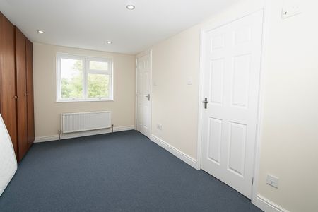 3 Bed Flat, Scotts Road, E10 - Photo 4