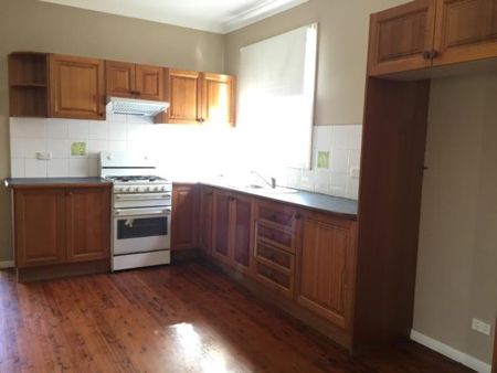 PET FRIENDLY TWO BEDROOM HOME!! - Photo 2