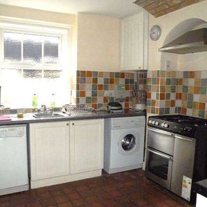 Fantastic house near town centre, hospital, shops and theatre, Yellow - Photo 2