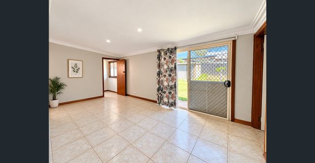 Spacious 4-Bedroom Home with Two Air Conditioners - Photo 1