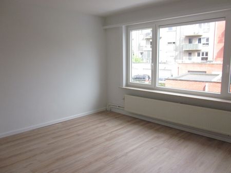 GERENOVEERDE WONING MET 4 SLAAPKAMERS en 2 GARAGES - Foto 3