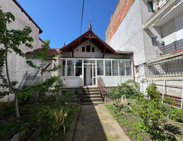 Casa in cetrul orasului pentru muncitori, zona Memorandumulu - Photo 1