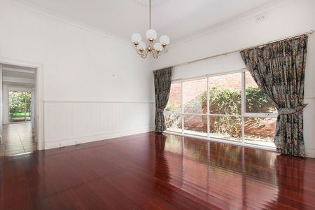ADORABLE FREESTANDING 2 BEDROOM HOUSE IN A PREMIUM LOCATION - Photo 2