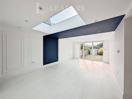 4 bedroom house to rent Ringwood Close, RH10 - Photo 3