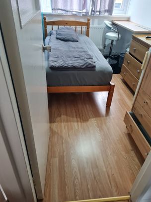 Room in a Shared Flat, Tildesley Road, SW15 - Photo 1