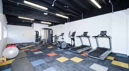 Modern 1-Bedroom Studio Apartment - Photo 3