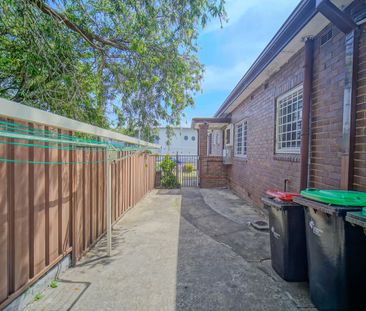 Spacious 3-Bedroom Home with Yard & Parking - Photo 5