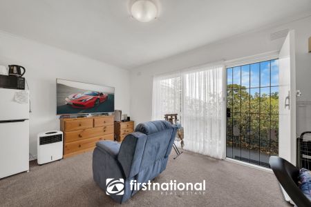 Charming 1-Bedroom Apartment in the Heart of Murrumbeena - Photo 4